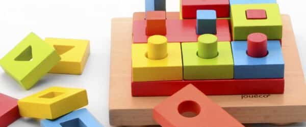 Puzzle empilable aux formes aux couleurs