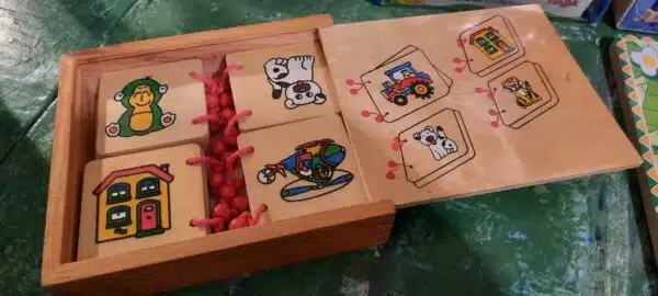 houten miniboekjes in kist
