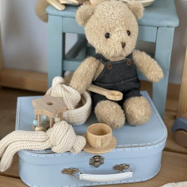 Morris, l'ours super doux, se cache dans la valise.