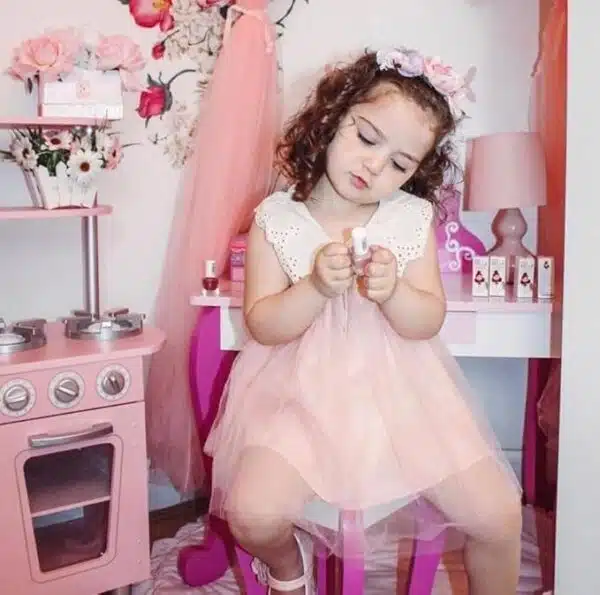 Flesje van Miss Nella kindernagellak If the Shoe Fits, een zachte roze kleur met een vleugje glitter, speciaal ontworpen voor kinderen. De nagellak is hypoallergeen en heeft een peel-off formule voor eenvoudig verwijderen.