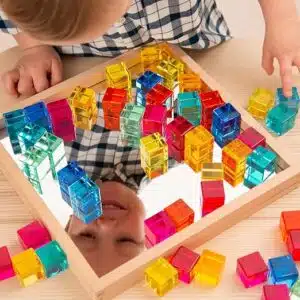 Gekleurde doorschijnende kubussen in spiegeltray